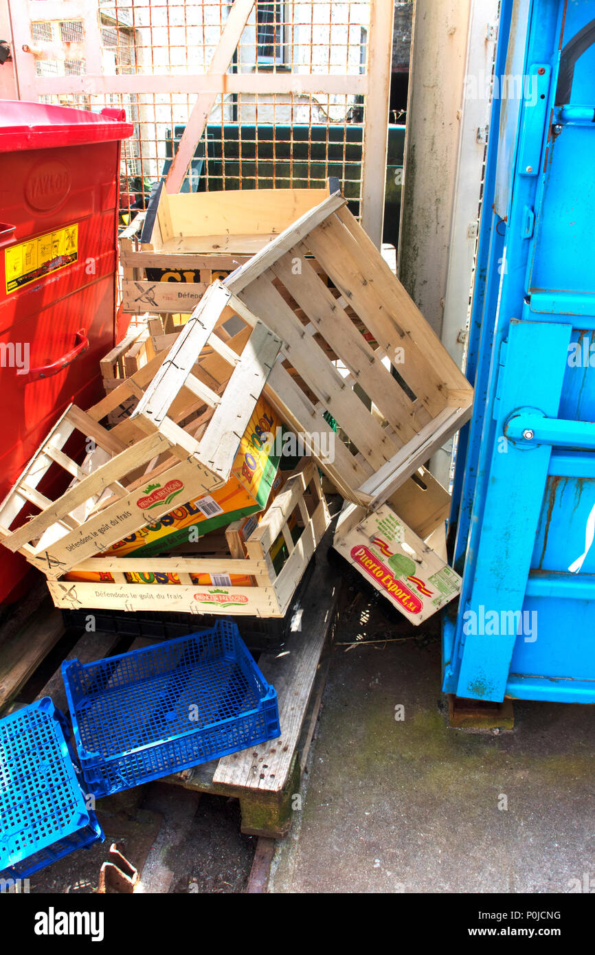 Stapel von Holz- verpackung Fächer Sammlung warten von einem recyclinghof - Johannes Gollop Stockfoto