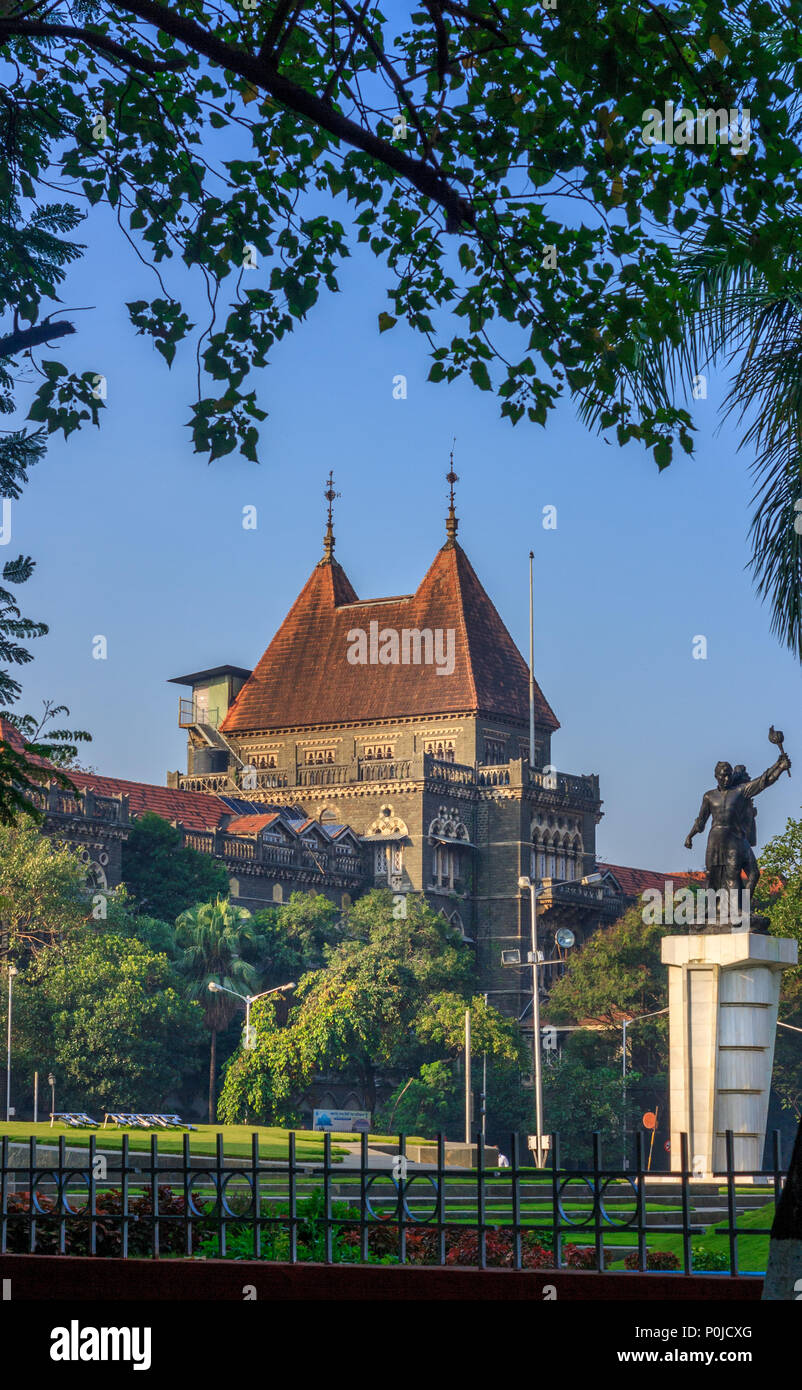 MUMBAI, INDIEN - 12. Dezember 2014: Bombay High Court - eine der ältesten Architektur in Mumbai noch groß. Stockfoto