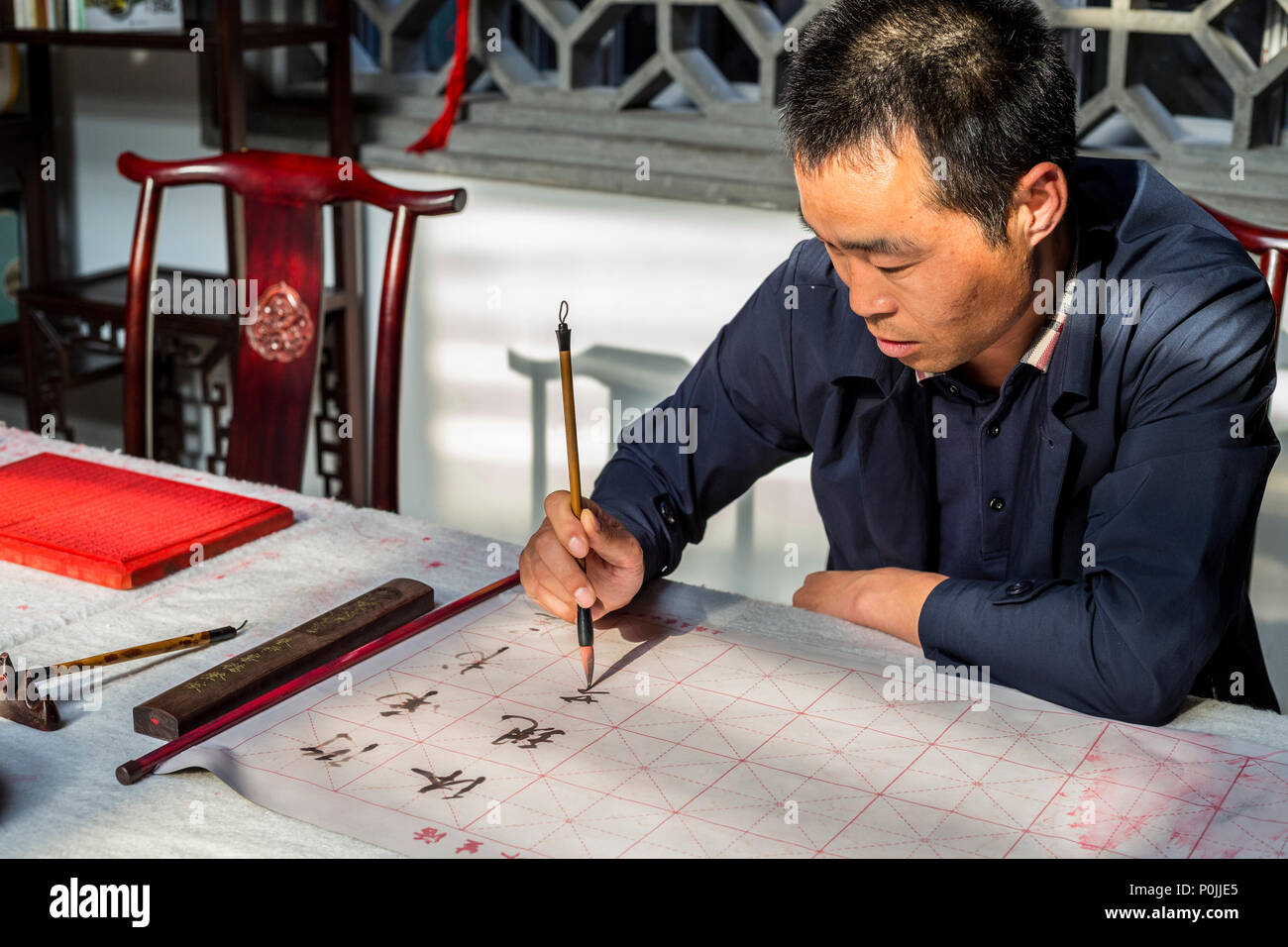 Yangzhou, Jiangsu, China. Chinesische Kalligraph bei der Arbeit. Stockfoto