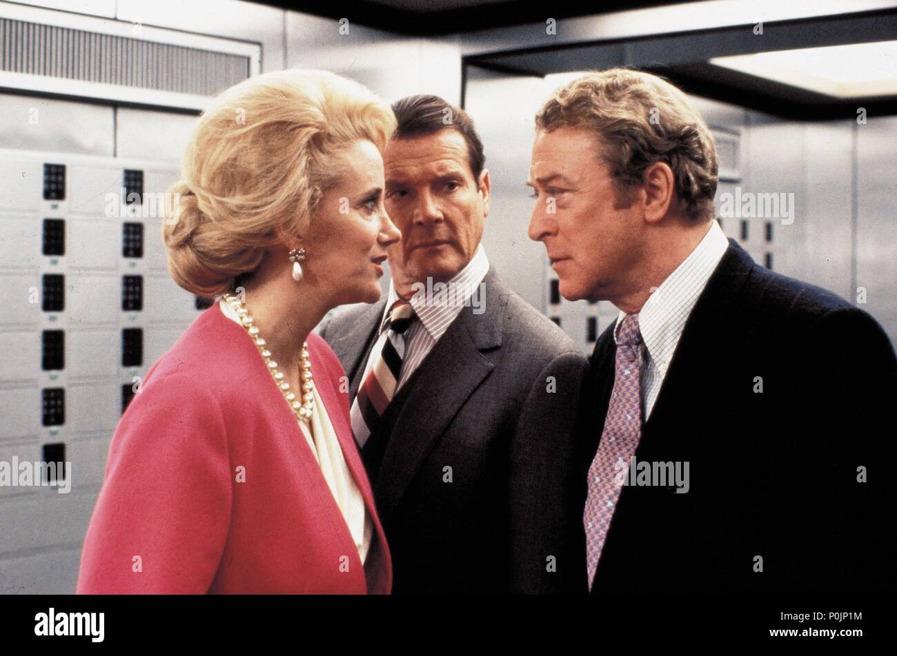 Original Film Titel: BULLSEYE!. Englischer Titel: BULLSEYE!. Regisseur: MICHAEL WINNER. Jahr: 1990. Stars: Roger Moore, Michael Caine; SALLY KIRKLAND. Gutschrift: 21. JAHRHUNDERT/Columbia Pictures/Album Stockfoto