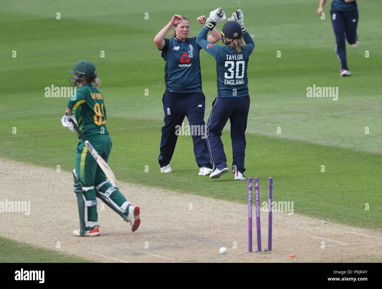 England's Anya Shrubsole entlässt Südafrikas Dane van Niekerk während des ICC Frauen Gleiches an Blackfinch neue Straße, Worcester. Stockfoto