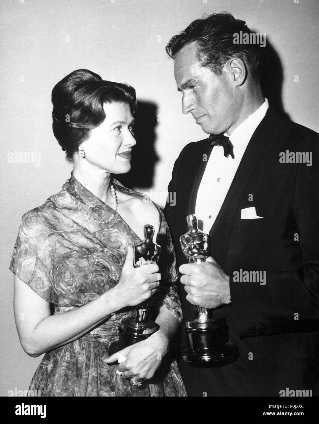 Beschreibung: Die 32. jährlichen Academy Awards/1960. Charlton Heston, bester Schauspieler für 'Ben Hur'. Maria Zimbalist nimmt im Namen von Sam Zimbalist, das beste Bild Award für "Ben-Hur".. Jahr: 1960. Stars: CHARLTON HESTON; MARIA ZIMBALIST. Stockfoto