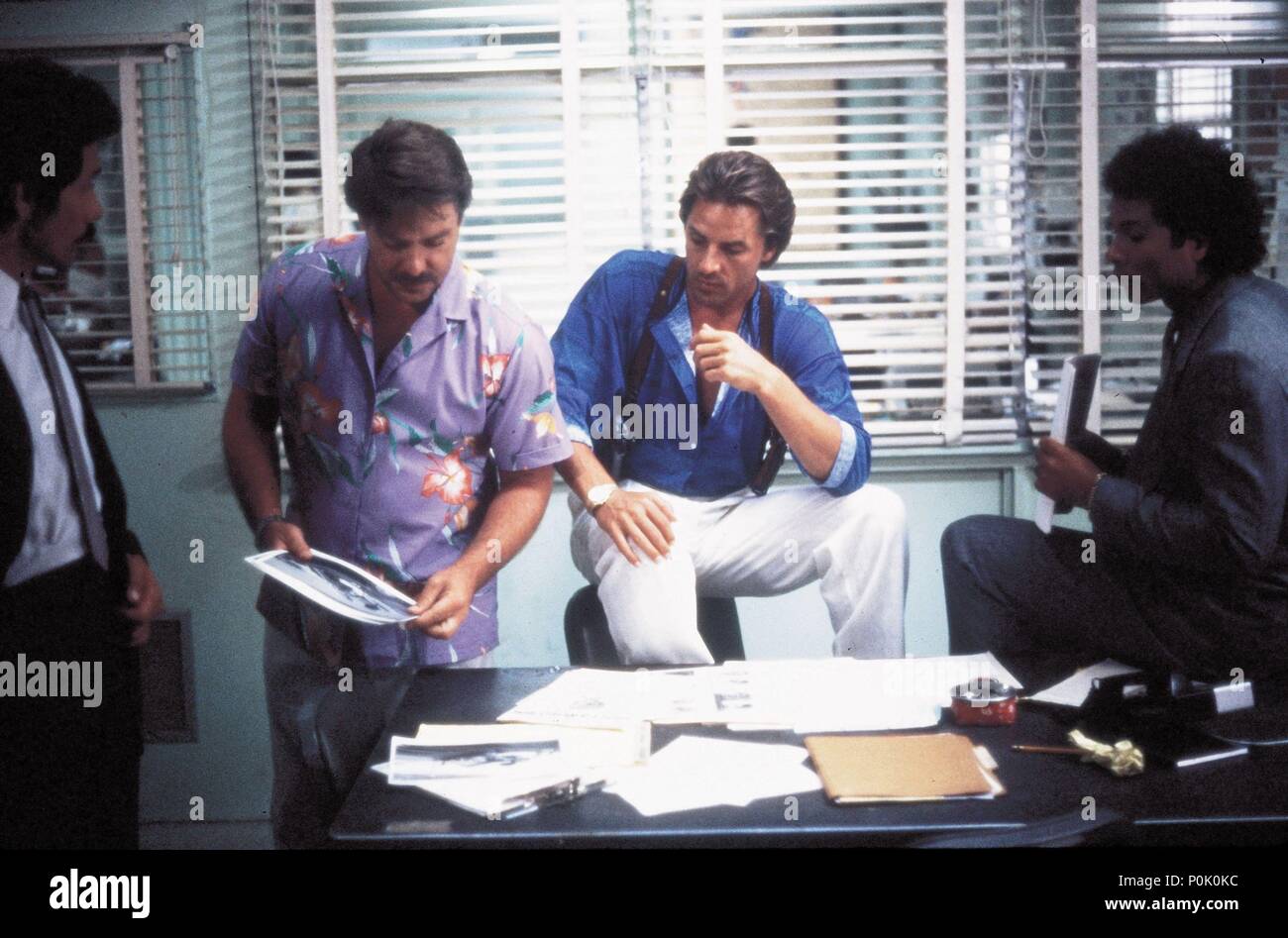 Original Film Titel: MIAMI VICE. Englischer Titel: MIAMI VICE. Jahr: 1984. Stars: Don Johnson, PHILIP MICHAEL THOMAS. Quelle: UNIVERSAL TV/Album Stockfoto