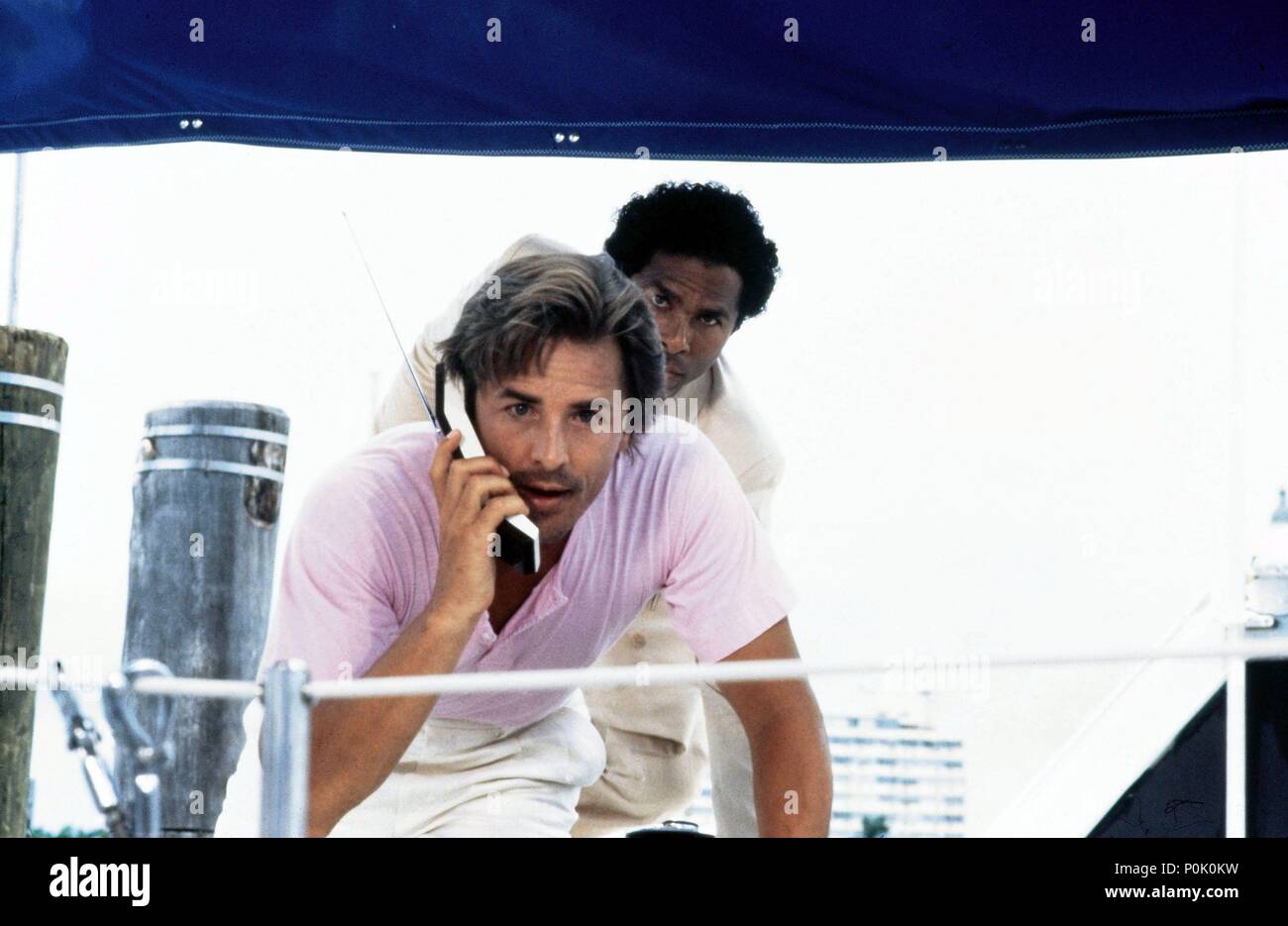 Original Film Titel: MIAMI VICE. Englischer Titel: MIAMI VICE. Jahr: 1984. Stars: Don Johnson, PHILIP MICHAEL THOMAS. Quelle: UNIVERSAL TV/Album Stockfoto