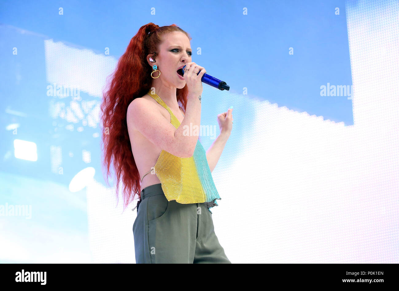 Jess Glynne auf der Bühne während der Sommerzeit Ball mit Vodafone im Wembley Stadion, London. Stockfoto