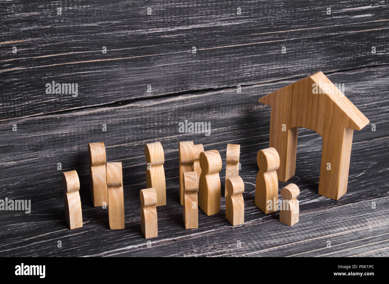 Eine Masse von Holz- Leute steht am Eingang des Gebäudes. Kulturelle und religiöse Aktivitäten, öffentliche Versammlungen. Wanderung zu einem Unterhaltung instit Stockfoto