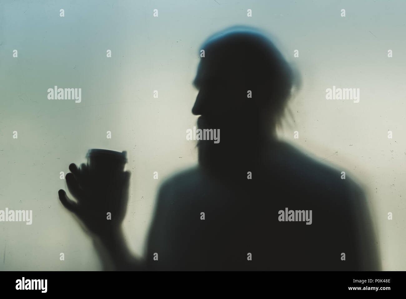 Silhouette der Mann hinter Milchglas Stockfoto