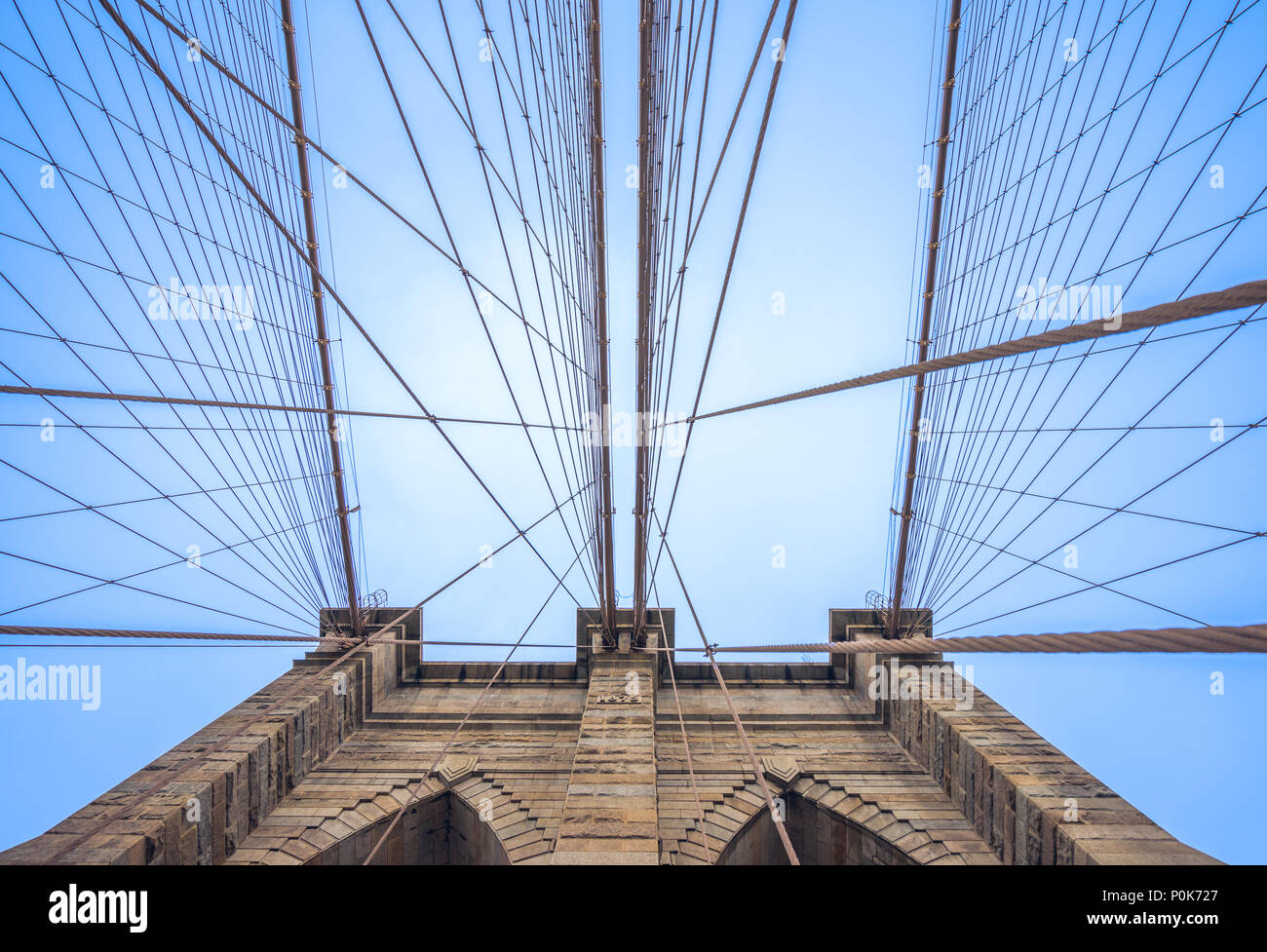 Suchen bis zu einem Pfeiler der Brooklyn Bridge in New York City und auf das Muster der gespannten Kabel, Unterstützung der Brücke Stockfoto