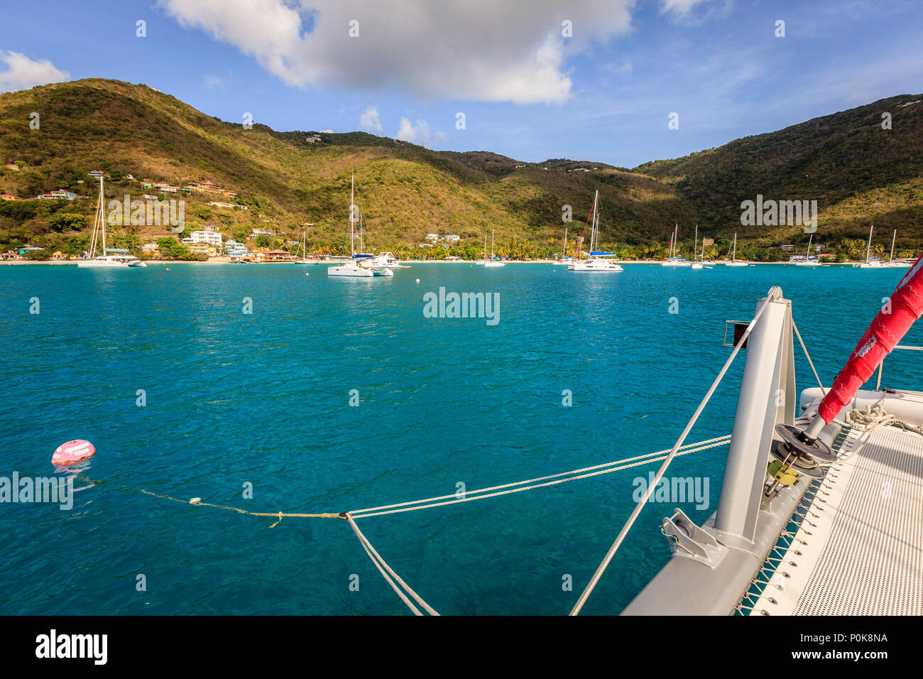 Segeln Katamaran auf eine Verankerung Kugel in einem Hafen in Britische Jungferninseln Stockfoto