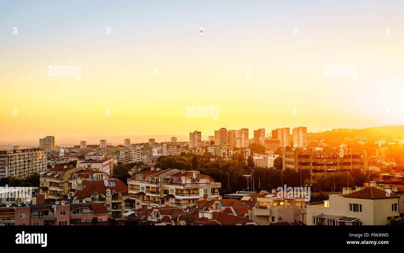 Blick auf die Skyline von Varna, Bulgarien bei Sonnenuntergang Stockfoto