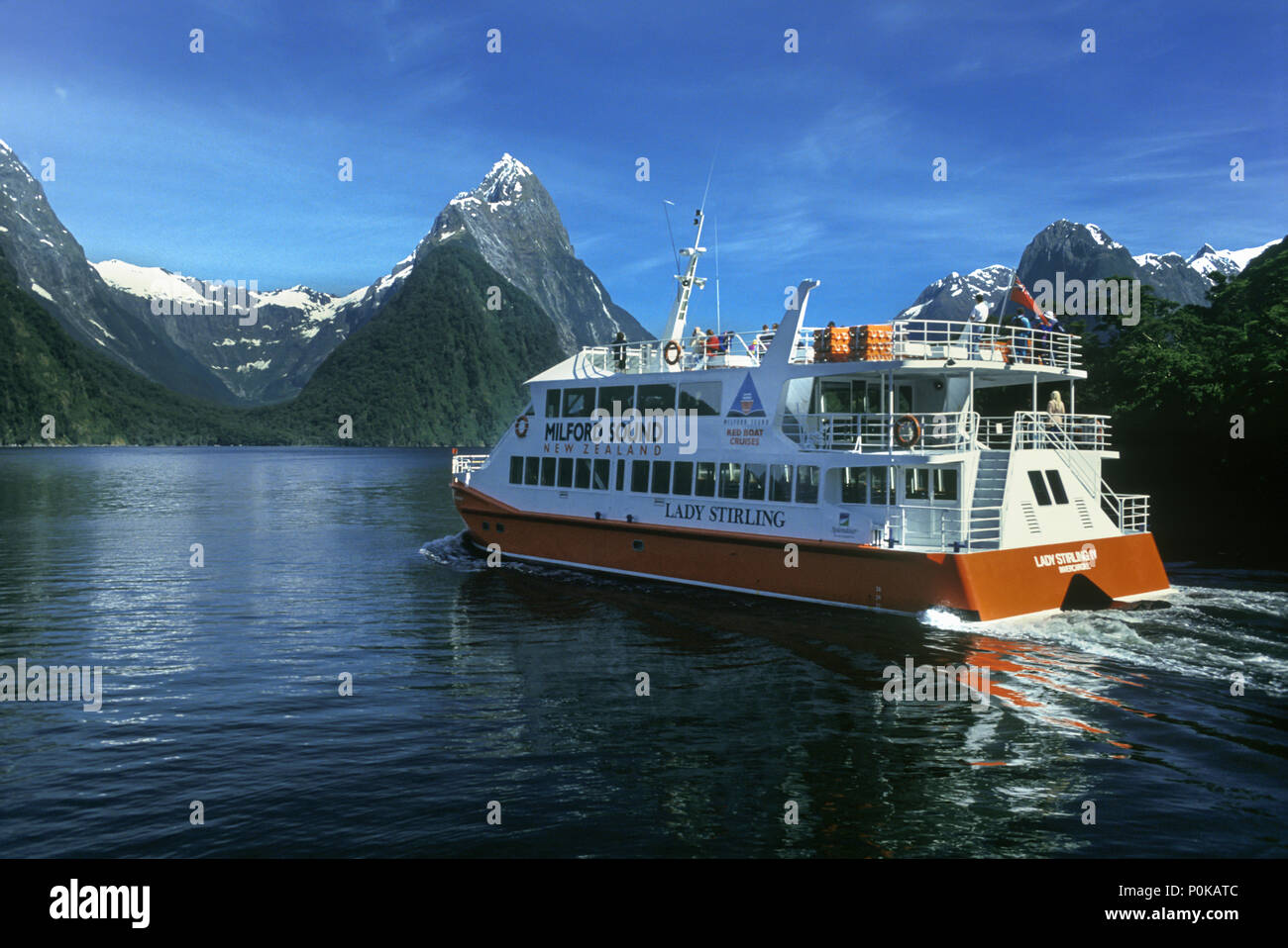 1995 historische RED BOAT SIGHTSEEING AUSFLUG TOUR KREUZFAHRT MILFORD SOUND FIORDLAND NATIONAL PARK South Island, Neuseeland Stockfoto