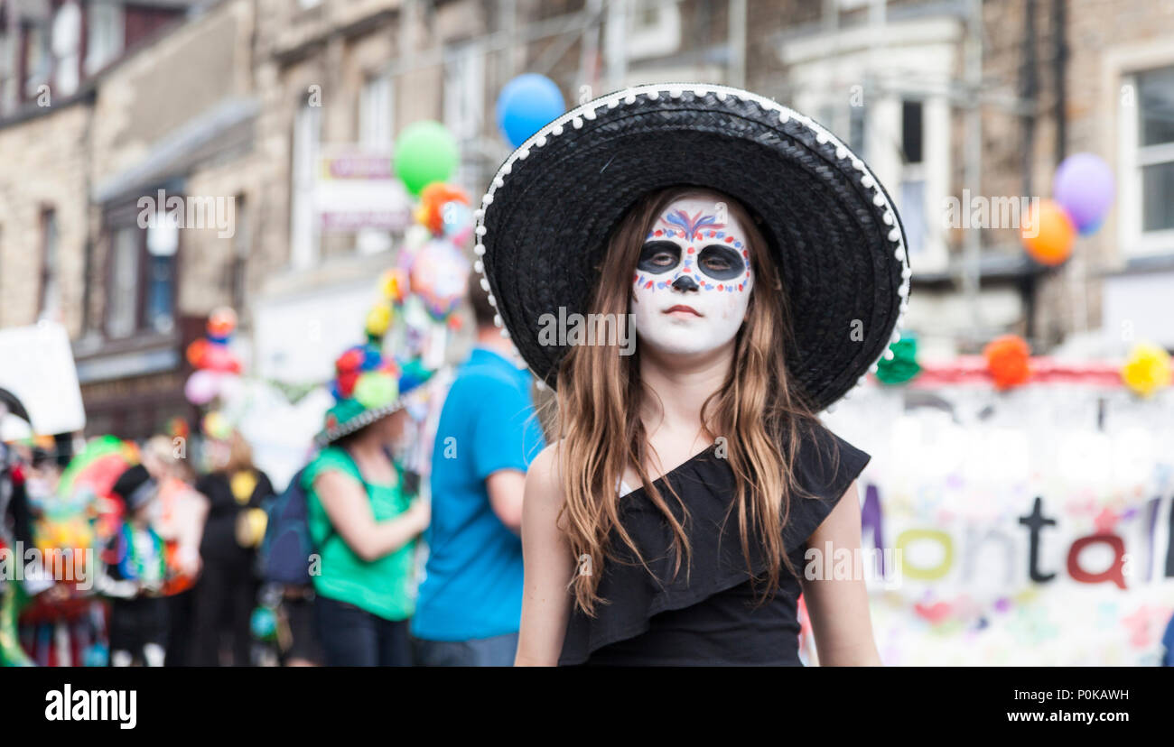 Ein junges Mädchen mit einem großen krempe schwarzen Hut bei der Parade am Barnard Castle, England, Großbritannien Stockfoto