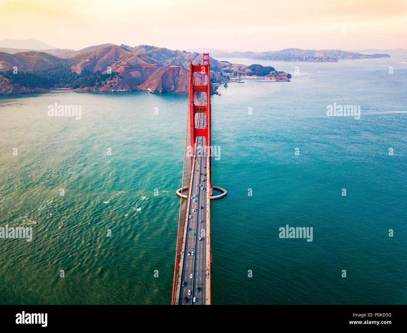 Golden Gate Bridge in San Francisco bei Sonnenuntergang Luftaufnahme Stockfoto