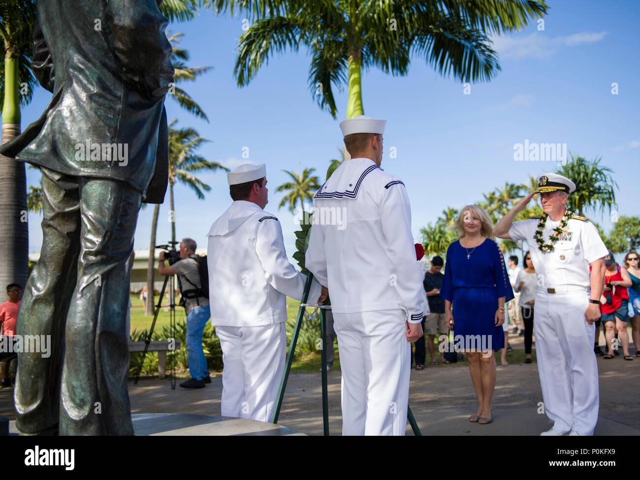 180601-N-NU 281-0050 Pearl Harbor (1. Juni 2018) der hinteren Adm. Brian Fort, Commander, Marine Region Hawaii und Commander, Naval Surface Gruppe mitten im Pazifischen Ozean grüßt während einer Kranzniederlegung Festakt statt der 76. Jahrestag der Schlacht von Midway zu gedenken. Die Schlacht von Midway fanden zwischen Juni 3-7, 1942. Der United States Navy besiegt einen japanischen Angriff gegen Midway Atoll, markieren einen Wendepunkt im Krieg im Pazifik. (U.S. Marine Foto von Mass Communications Specialist 2. Klasse Justin R. Pacheco) Stockfoto