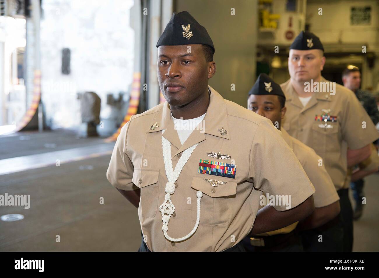 180601-N-XK 809-015 SAN DIEGO (1. Juni 2018) Der Bootsmann Mate 1. Klasse Jonathan Cole, von Anaheim, Calif., steht in der Ausbildung während eines frocking Zeremonie an Bord des Amphibious Assault ship USS BONHOMME RICHARD (LHD6). Bonhomme Richard ist derzeit in seinen Heimathafen San Diego die Vorbereitung auf eine anstehende geplante Bereitstellung. (U.S. Marine Foto von Mass Communication Specialist 2. Klasse William Sykes) Stockfoto