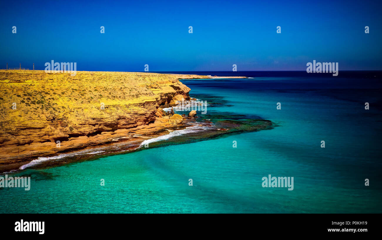 Landschaft mit Sand Ageeba Beach in der Nähe von Marsa Matruh, Ägypten Stockfoto