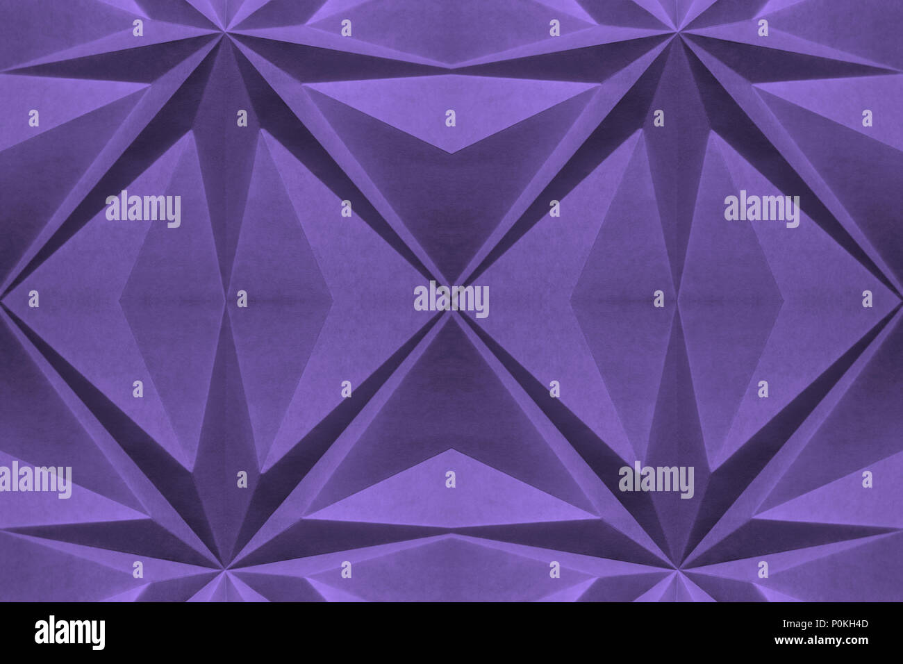 Pantone 2018 Farbe Farbe des Jahres. Ultra Violet; Pantone 18-3838. Lila Papier abstrakt Hintergrund Tapete. Monochrome grafik design Element. Stockfoto
