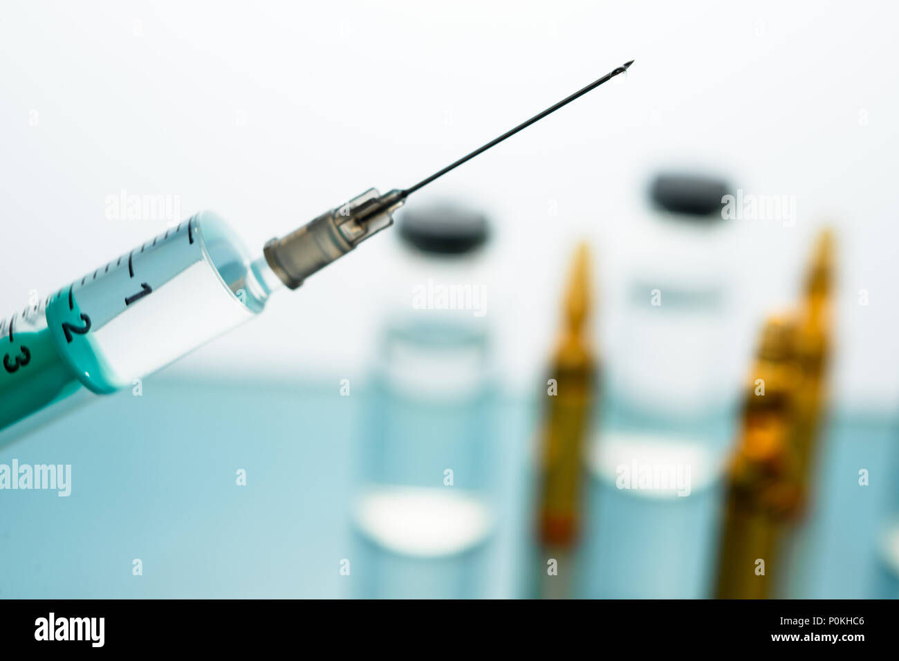 Close up Kanüle Medizin mit flüssigen Medikamenten fallen vor dem  Hintergrund der medizinischen Flaschen mit Einspritzanlage, Drogen- oder  Vitamin Stockfotografie - Alamy
