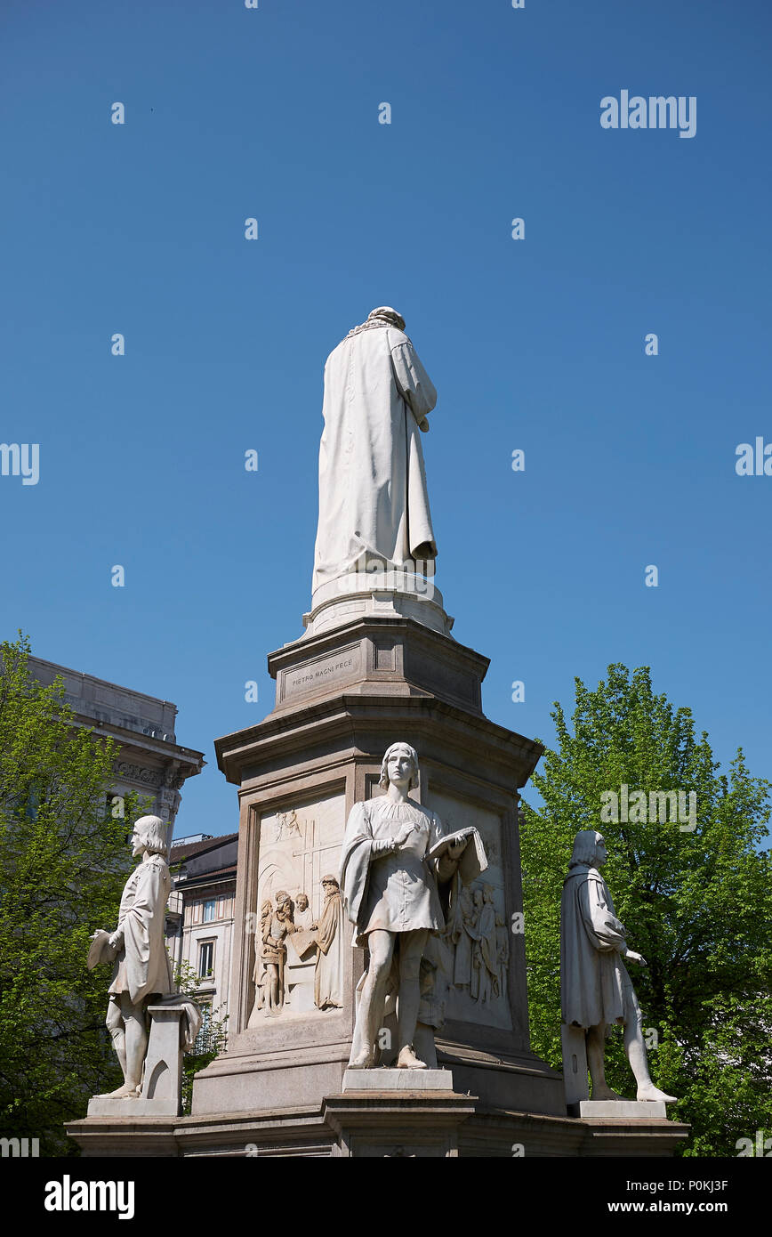 Statue von leonardo da vinci milano Fotos und Bildmaterial in hoher