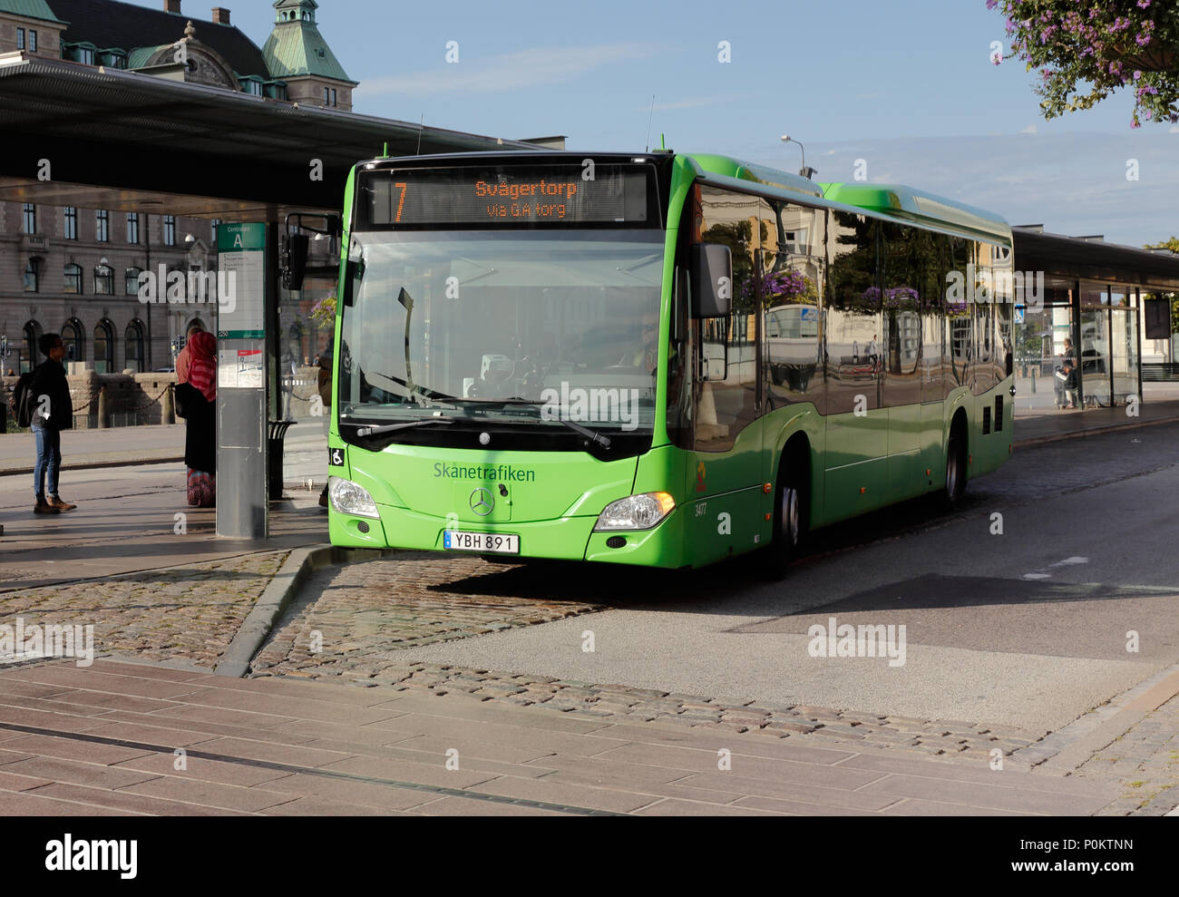 Malmö, Schweden - 24. August 2017: Green City Bus in Dienst auf der Linie 7 in Malmö Central Station. Stockfoto