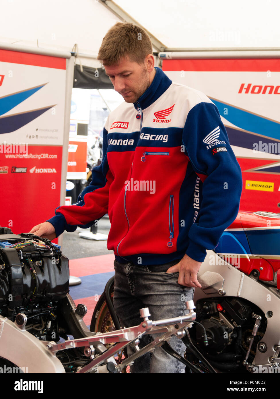 Ian Hutchinson, TT rider Honda Team, Isle of Man TT 2018. Tourist Trophy Straße Rennen, in der Box/Paddock Stockfoto