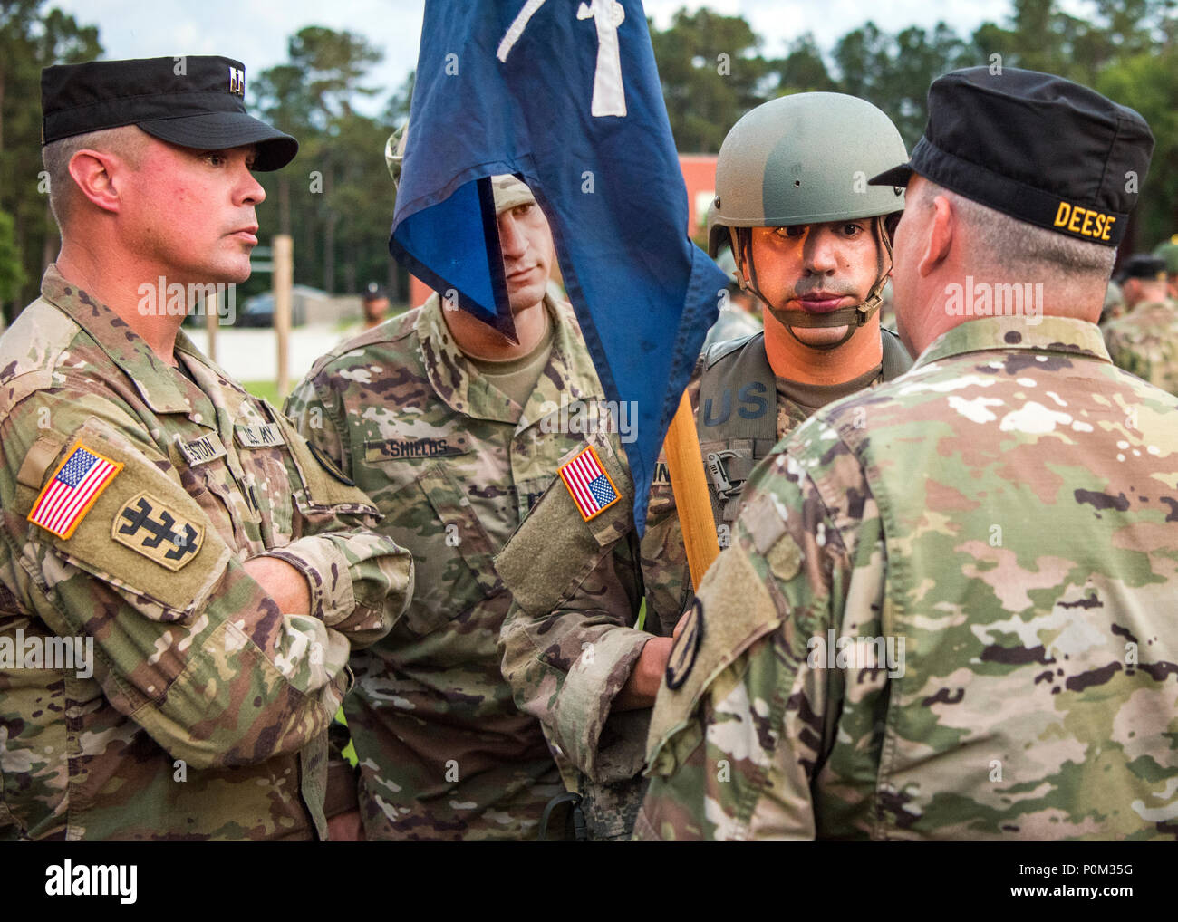 Es gibt keine 'End-Staates", nur ein "Weiter-Zustand." Officer Leiter Entwicklung ist ein kontinuierlicher Prozess. U.S. Army National Guard Officer Candidate Jorge Intiago und Kandidaten aus Florida, Georgia, North Carolina, Puerto Rico und South Carolina beginnen Phase 1 ihrer Führung Ausbildung bei McCrady Training Center, der Eastover, SC auf Juni 2nd, 2018. Phase 1 der Officer Candidate School ist eine intensive 2-Wochen der Ausbildung, das Lernen im Klassenzimmer, Entwicklung von Führungsqualitäten und Feld Taktiken Anweisung, während sie Kandidatinnen in simulierten stressigen Bedingungen. Es ist der Anfang ihrer offic Stockfoto