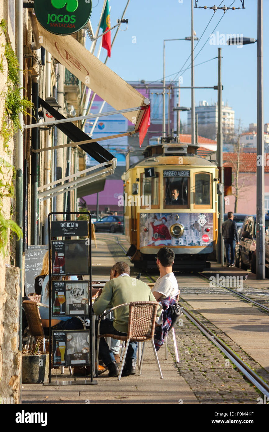 Die Menschen essen von der Straßenbahn an einem sonnigen Tag in Porto, Portugal Stockfoto