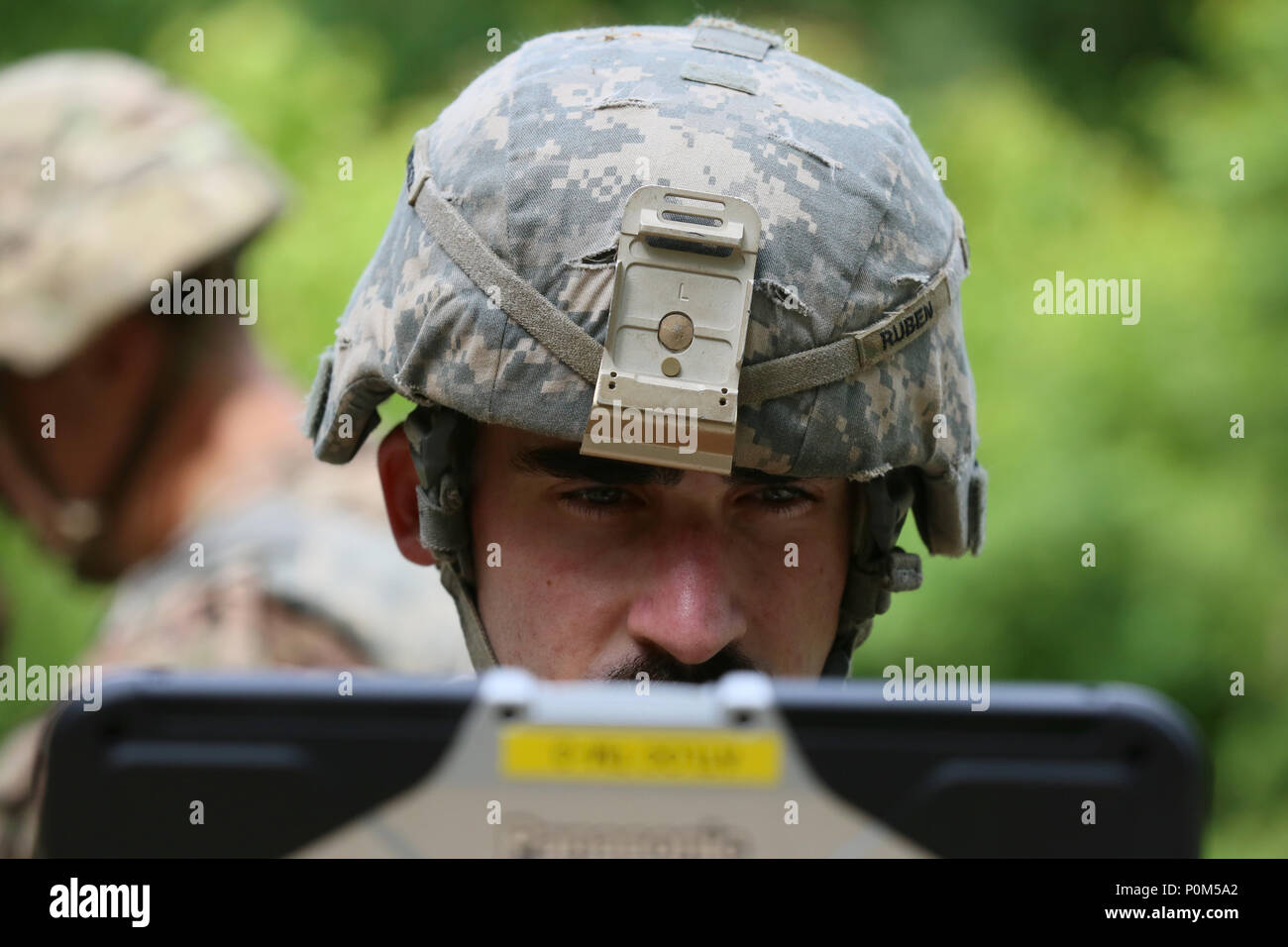 Spc. Matthäus Ruben, eine explosive ordnance Teammitglied mit 718Th Ordnance Company ab Lager Humphreys, Korea, sucht nach Informationen über eine taktische Computer während der 2018 Ordnance Tiegel, 4. Juni 2018, am Fort A.P. Hill, Virginia. EOD-Teams sind für die Maßnahmen bewertet und die damit verbundenen Aufgaben zur Unified land Operationen zu EOD unterstützen zu beseitigen und/oder explosiven Bedrohungen zu reduzieren. Die Ordnance Tiegel ist so konzipiert, dass Teamwork Soldaten und ihre Fähigkeiten zum kritischen Denken zu prüfen, während Sie technische Lösungen für reale Probleme Verbesserung der Bereitschaft der Gewalt anwenden. (U.S. Armee Foto von Pfc. C Stockfoto