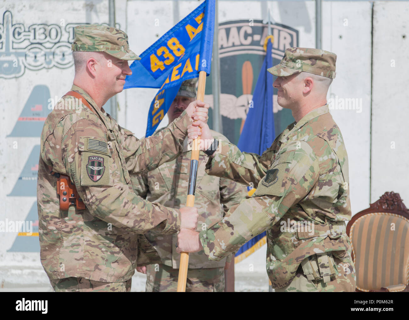 KABUL Afghanistan (5. Juni 2018) - US Air Force Brig. Allgemeine Joel Carey, Zug Beraten unterstützen und Command-Air 438th Air Expeditionary Wing Commander, übergibt die zeremoniellen Guidon zu oberst Phillip Cooper bei einer Annahme des Befehls Zeremonie Juni 5, 2018, Kabul, Afghanistan. Während der Zeremonie, Cooper übernahm das Kommando über die 438Th Air Expeditionary Beratenden Gruppe. (U.S. Air Force Foto: Staff Sgt. Jared J. Duhon) Stockfoto