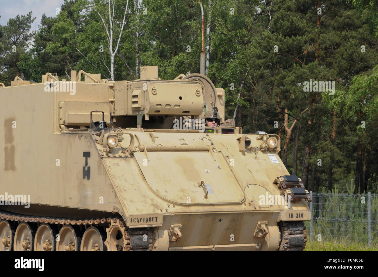 Ein Soldat, der Sitz und die Konzernzentrale, 91st Brigade Ingenieur Bataillon, 1st Armored Brigade Combat Team, 1.Kavallerie Division zugeordnet, steht in einem 182 Field Artillery 113 Anschluss Fahrzeug während des Schienenkopfes Operationen in Zagan, Polen, 4. Juni 2018. Soldaten leisten ihren Beitrag, um sicherzustellen, dass Fahrzeuge erfolgreich entladen werden. (U.S. Army National Guard Foto von SPC. Hannah Tarkelly, 382 Öffentliche Angelegenheiten Ablösung/1st Armored Brigade Combat Team 1 Calvary Division/Freigegeben) Stockfoto