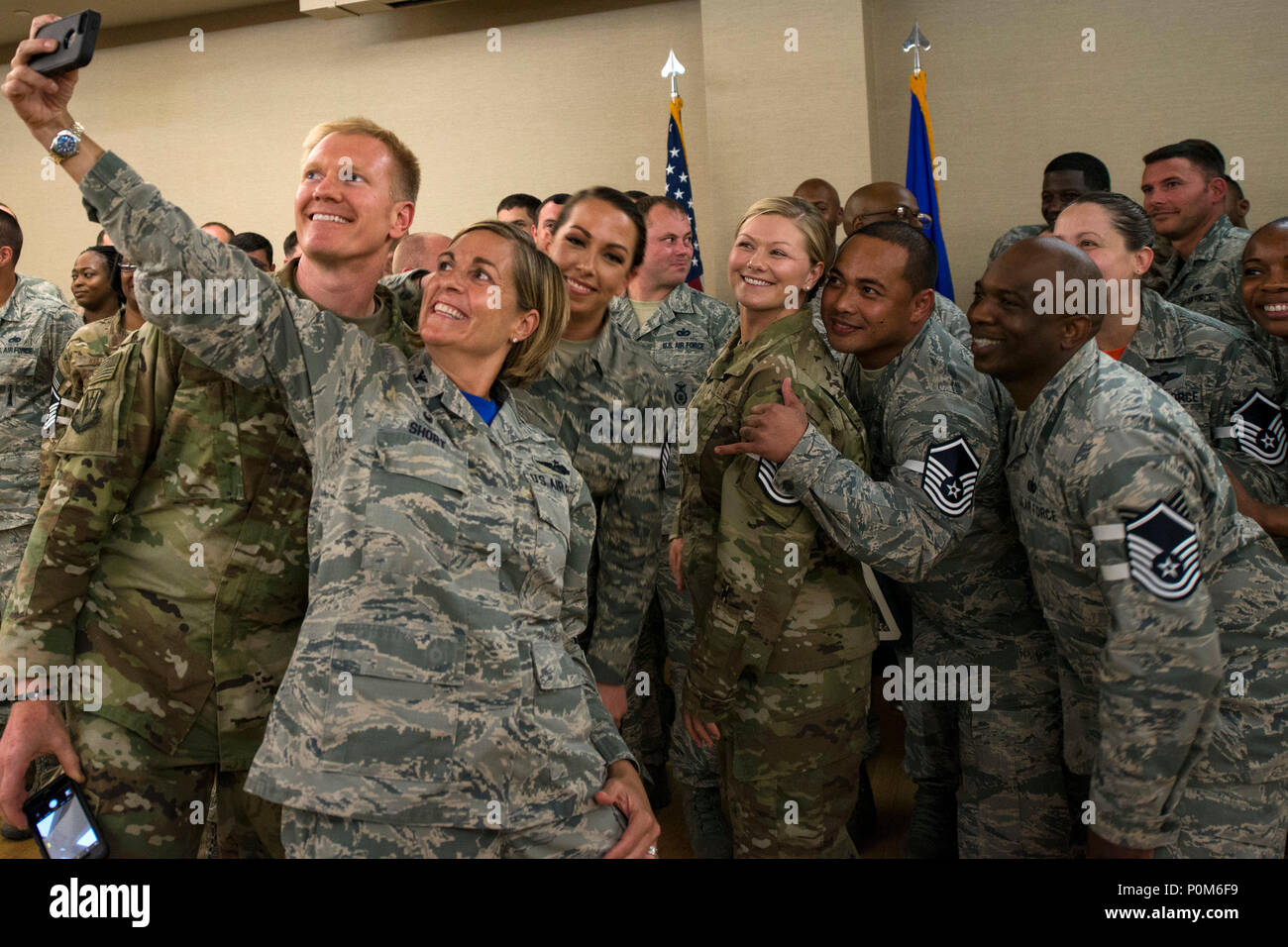 Base Führung und Master Sergeant wählt herum für eine selfie während eines Master Sergeant Auswahl Feier, 1. Juni 2018, bei Moody Force Base sammeln, Ga. Die Veranstaltung geehrt und beglückwünschte die Unteroffiziere, die das Recht der Senior NCO tier Eintragen erworben. Es bestand aus Erläuterungen von Moody's Führung, Präsentation der Förderung Zertifikate und schloss mit einer sozialen Feier. (U.S. Air Force Foto von Airman 1st Class Erick Requadt) Stockfoto