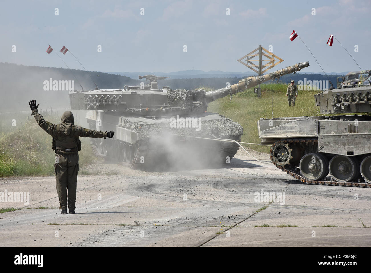 Tanker in Österreichs 6. Tank Company, 14 Panzer Bataillon reagieren auf eine simulierte chemischen, biologischen, radiologischen, nuklearen oder Umwelt (CBRN-E) Angriff und Wiederherstellen der deaktiviert Leopard 2A4 während der starken Europa Tank Herausforderung, an der 7. Armee den Befehl Grafenwöhr Training Area gehalten, 5. Juni 2018. Us-Army Europe und die deutsche Armee Gastgeber der dritten starkes Europa Tank Herausforderung bei Grafenwöhr Training Area, Juni 3 - 8, 2018. (U.S. Armee Foto von Lacey Justinger, 7th Army Training Befehl) Stockfoto