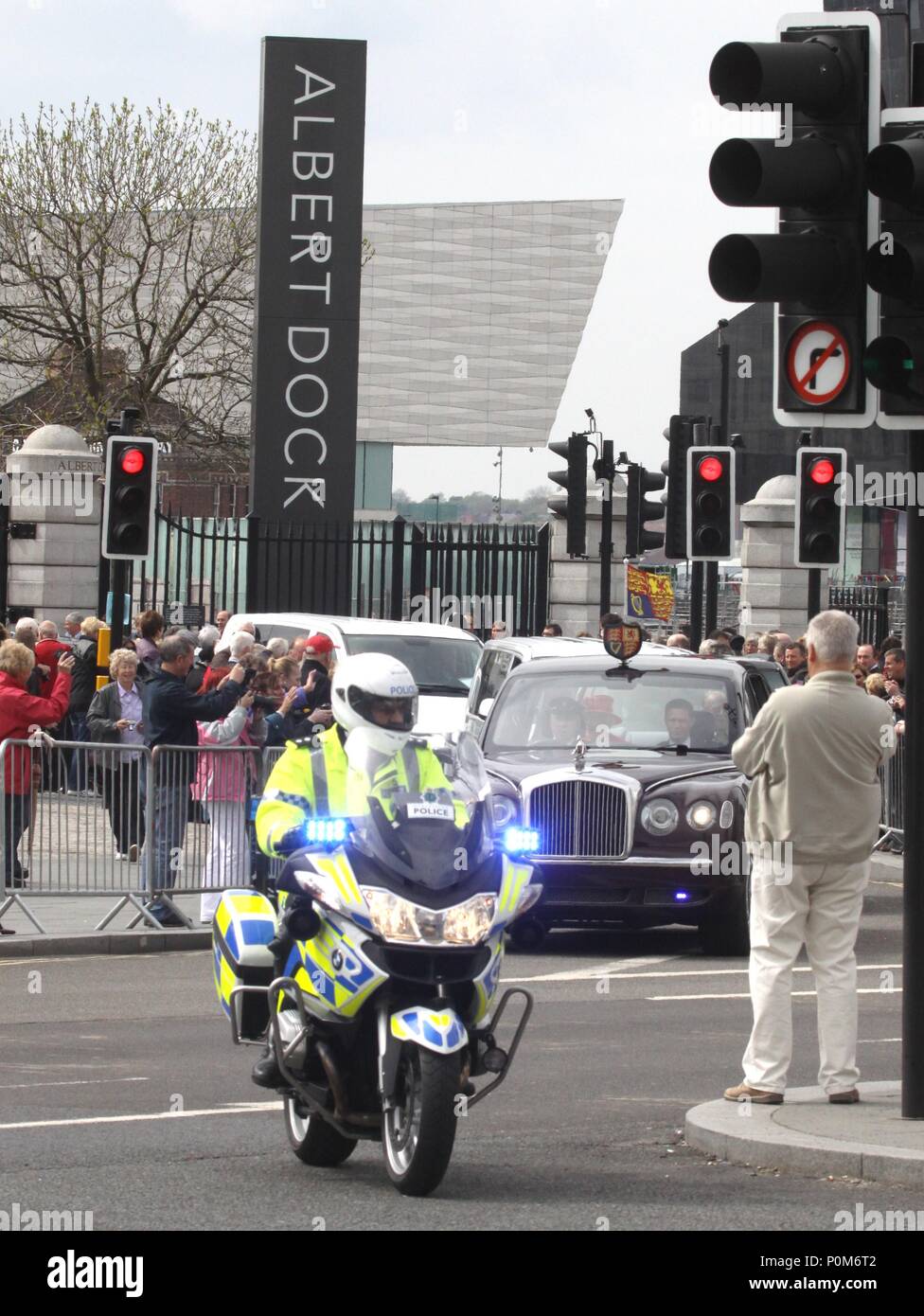 Königin und Prinz Philip nehmen Fahrt auf der Ente-Bus an der Liverpool Royal Albert Dock credit Ian Fairbrother Stockfoto