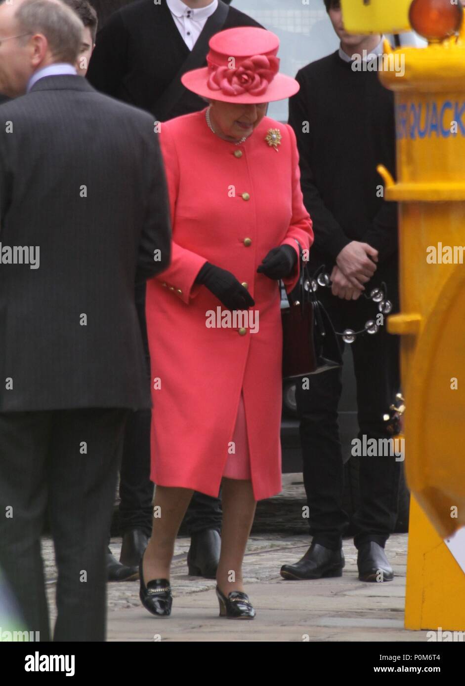 Königin und Prinz Philip nehmen Fahrt auf der Ente-Bus an der Liverpool Royal Albert Dock credit Ian Fairbrother Stockfoto