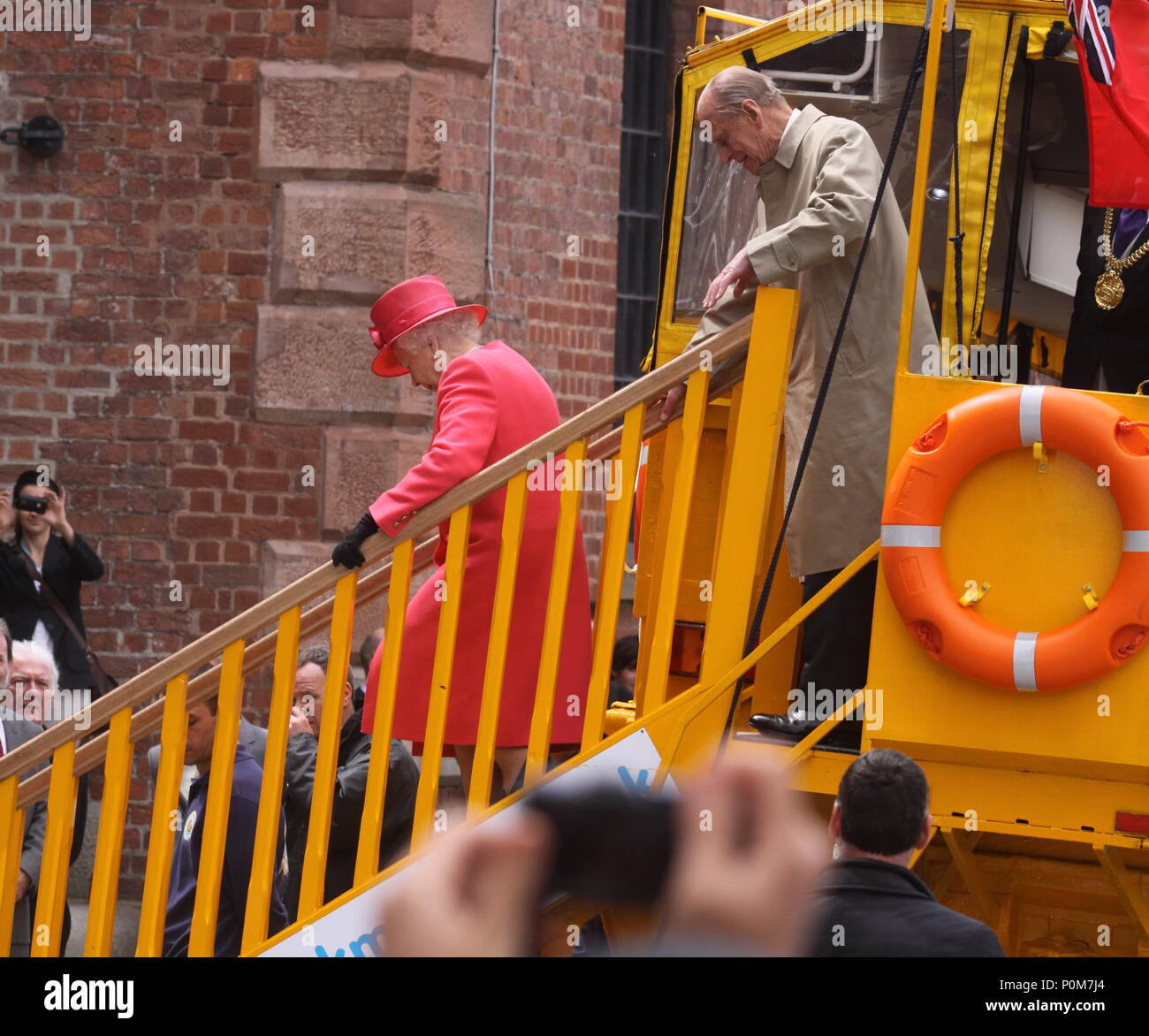 Die Queen und Prinz Philip GENIESSEN SIE EINE FAHRT AUF DER GELBEN ENTE BUS IN LIVERPOOL VOR DEM VERLASSEN DES ALBERT DOCK AUF IHRER JUBILÄUMS TOUR Stockfoto