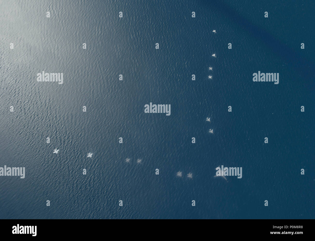 Us-amerikanische, spanische und polnische militärische Flugzeuge fliegen in einer Formation mit hoher Geschwindigkeit über die Ostsee während der Übung BALTOPS Baltic Operations (2018), 5. Juni 2018. BALTOPS erhöht die Flexibilität und Interoperabilität zwischen Alliierten und Partner Nationen kombiniert Funktionen zu stärken sowie Demonstrieren internationale Lösung zur Gewährleistung der Stabilität in und gegebenenfalls verteidigen, der Ostseeregion. (U.S. Air Force Foto von 1 Lt. Nathanael Callon) Stockfoto