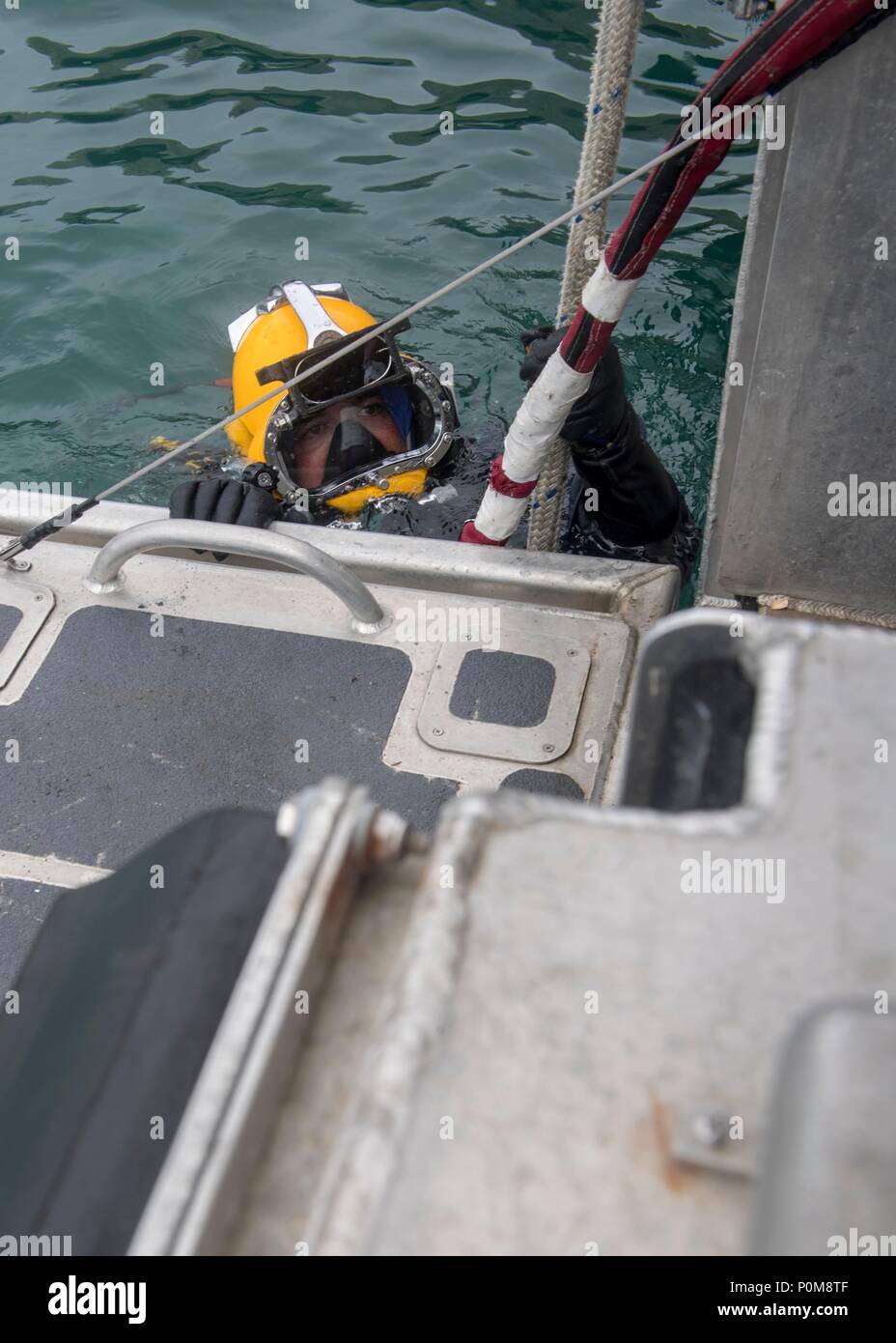 Bau Elektriker 2. Klasse Timothy Dailey, von Snellville Georgien, unter Wasser Bau Team (UCT) 2 führt Tauchbasen in Apra Harbor, Guam Juni 6, 2018. UCT2 ist spezialisiert auf den Bau, die Prüfung, Wartung und Reparatur von Unterwasser- und Waterfront Einrichtungen zur Unterstützung der pazifischen Flotte. (U.S. Marine Foto von Mass Communication Specialist 3. Klasse Kryzentia Richards/Freigegeben) Stockfoto