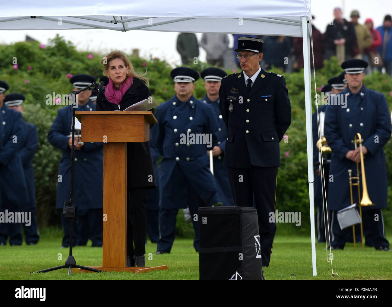 SAINTE-MARIE-du-Mont, Frankreich (Juni 6, 2018) US-Botschafter in Frankreich Jamie McCourt spricht während der Utah Beach Federal Denkmal Zeremonie. In dieses Jahr fällt der 74. Jahrestag der Operation Overlord, der alliierten Invasion in der Normandie am 6. Juni 1944 - Die meisten allgemein als D-Day bekannt. Eine epische Multinationale amphibischen und Betrieb, D-Day Partnerschaften und verstärkten transatlantischen Bindungen, die heute stark bleiben. Insgesamt US-Mitglieder aus 20 Einheiten in Europa und den USA nahmen an Veranstaltungen und Zeremonien, Mai 30 - Juni 7, 2018, in fast 40 Standorten in der Normandie re Stockfoto