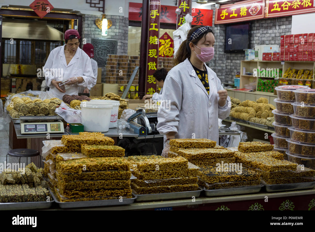 Yangzhou, Jiangsu, China. Cookies, Snacks und Süßigkeiten Anbieter, Dong Guan Straße. Stockfoto