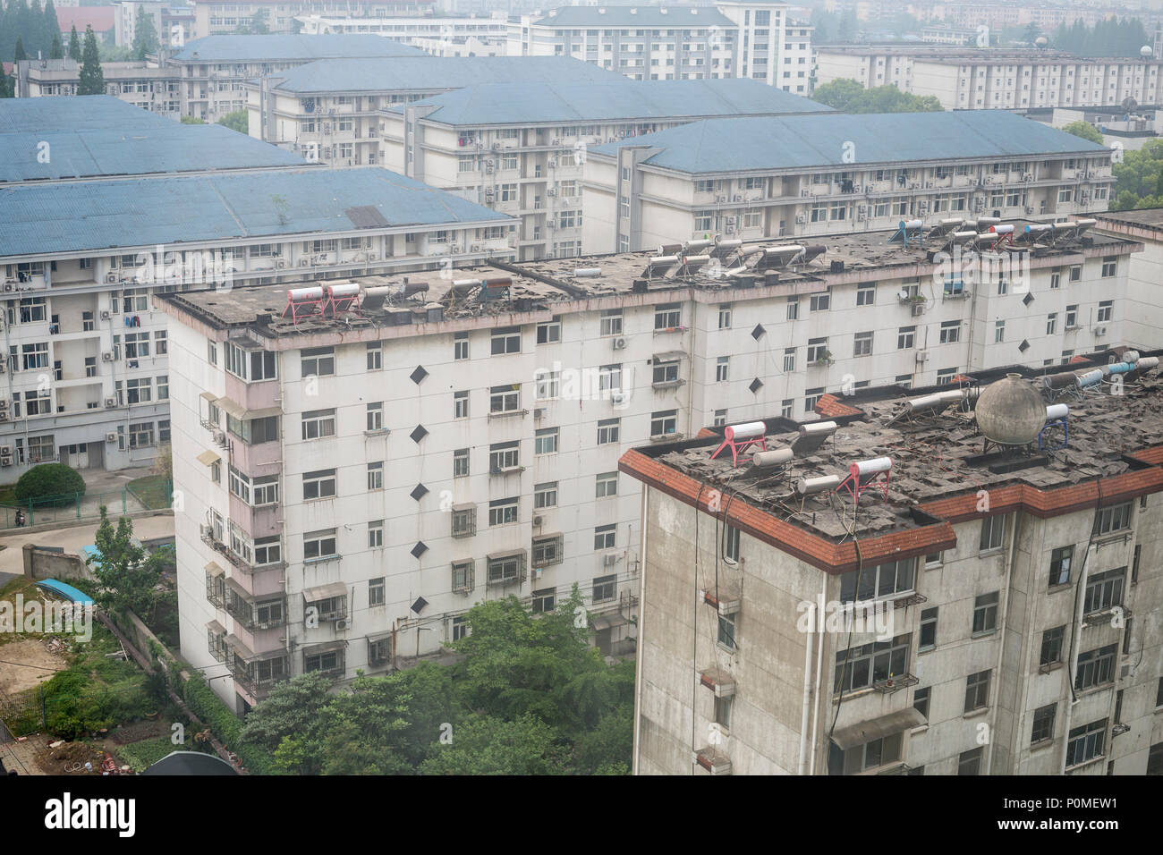Yangzhou, Jiangsu, China. Solare Wasser-heizungen auf Dächern von Apartment Gebäuden. Die Luftverschmutzung. Stockfoto