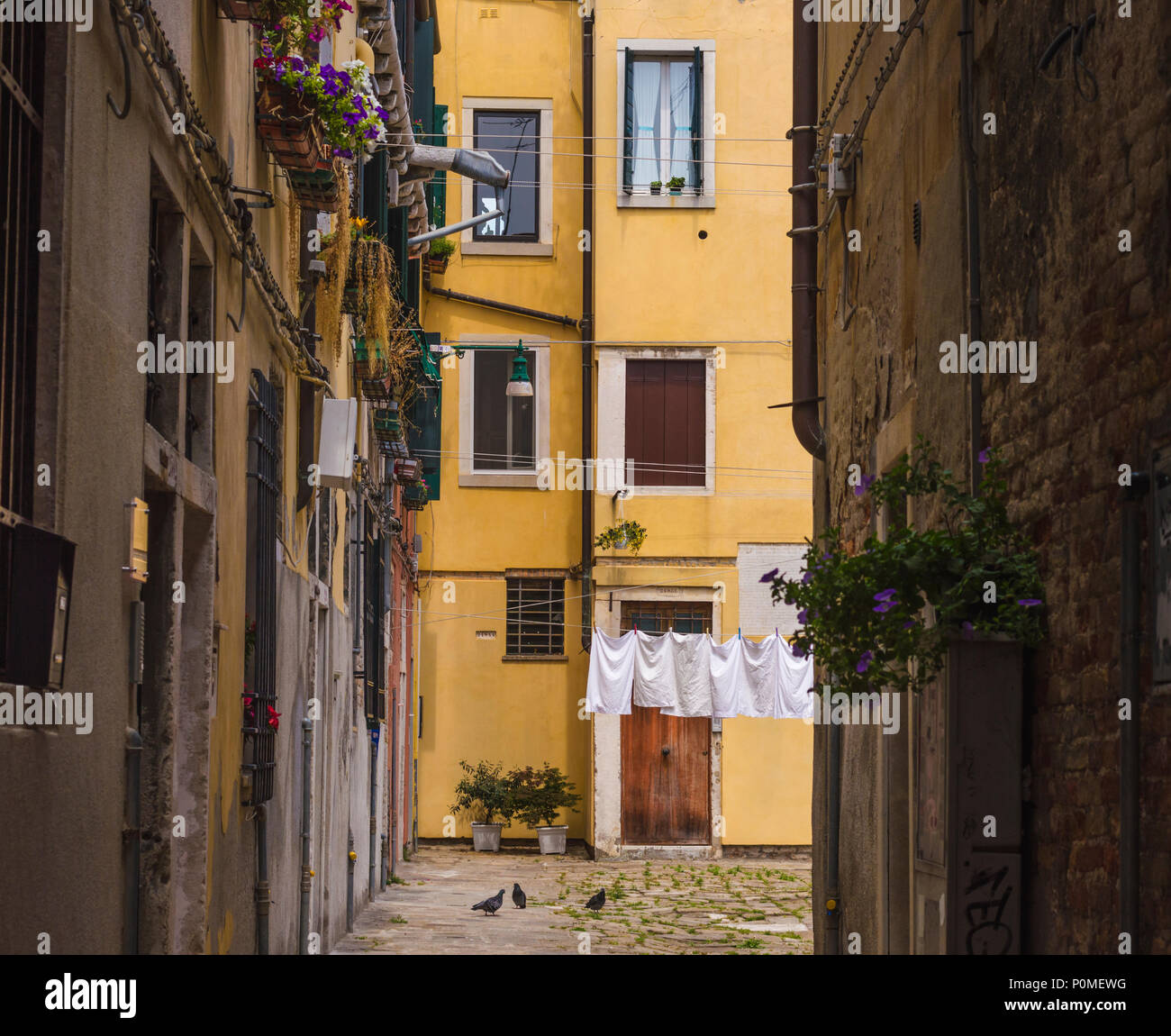 Venedig, Italien, 26. MAI 2018: die Kleidung trocknen im Freien im Innenhof der alten Wohnhaus in Venedig, Italien Stockfoto