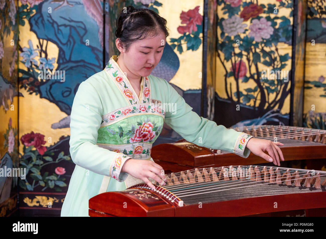 Yangzhou, Jiangsu, China. Junge Frau spielen auf der Guzheng, schlanke West Lake Park. Stockfoto