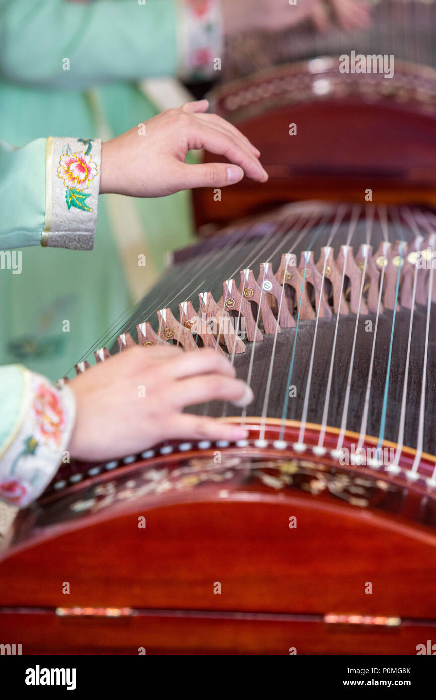 Yangzhou, Jiangsu, China. Junge Frau spielen auf der Guzheng, schlanke West Lake Park. Stockfoto