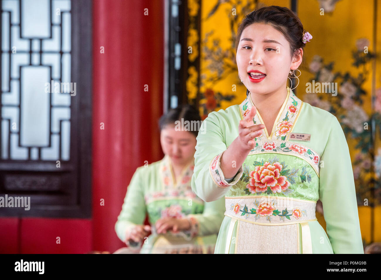 Yangzhou, Jiangsu, China. Junge Frau Singen eines traditionellen chinesischen Volkslied, schlanke West Lake Park. Stockfoto