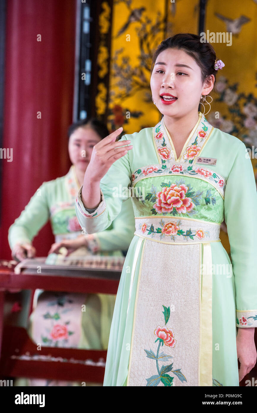 Yangzhou, Jiangsu, China. Junge Frau Singen eines traditionellen chinesischen Volkslied, schlanke West Lake Park. Stockfoto