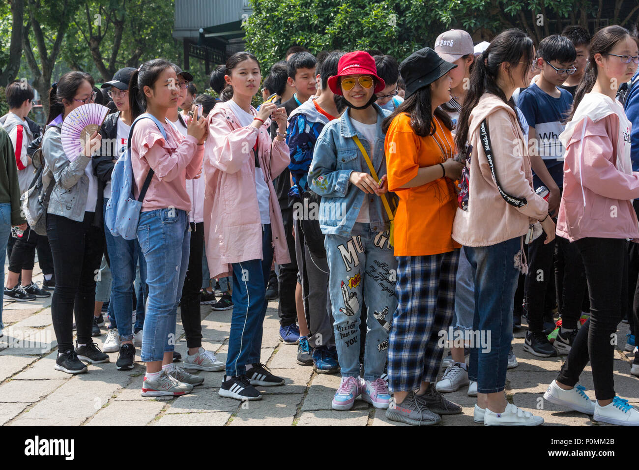 Yangzhou, Jiangsu, China. Junge Chinesen in Zeile Ho Familie Haus und Garten zu geben. Stockfoto