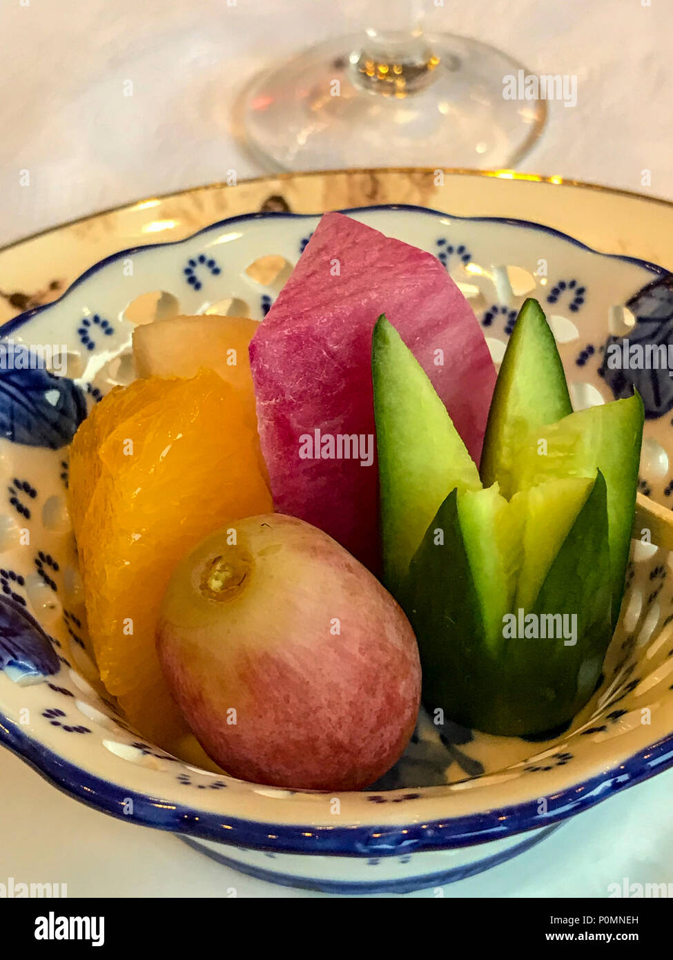 Yangzhou, Jiangsu, China. Aperitif vor einem Chinesischen Abendessen: Wassermelone, Melone, Traube, und Gurke. Stockfoto