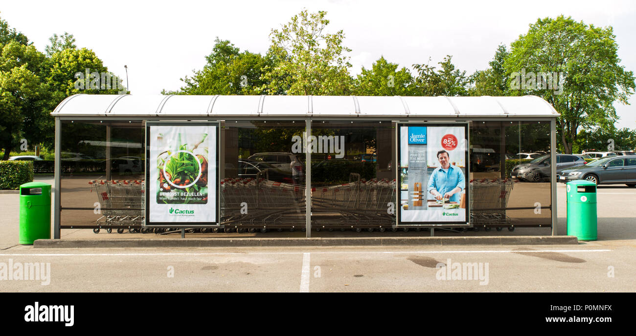 Anzeige des weltberühmten Englischen Koch Jamie Oliver im Cactus Supermarkt, Luxemburg Stockfoto