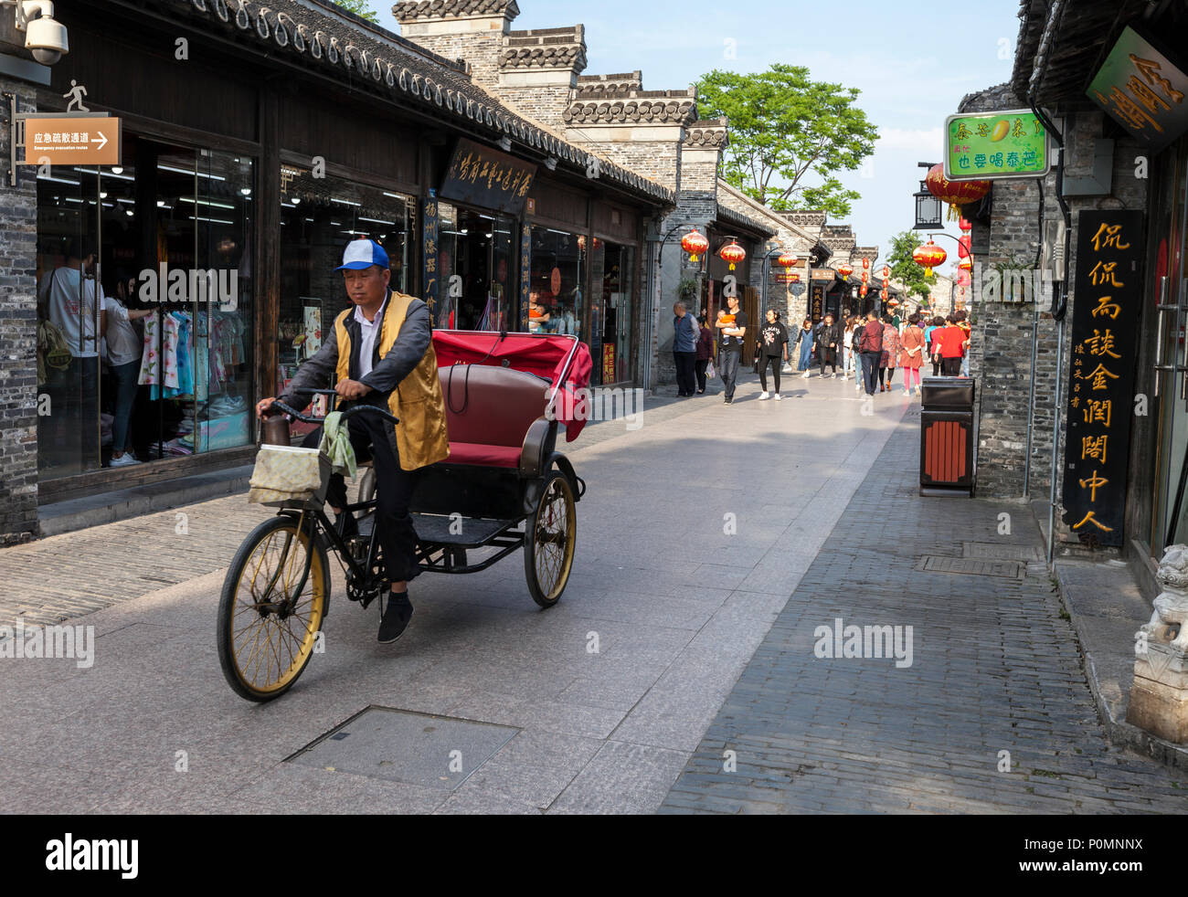 Yangzhou, Jiangsu, China. Fahrradrikscha in Dong Guan Straße. Stockfoto