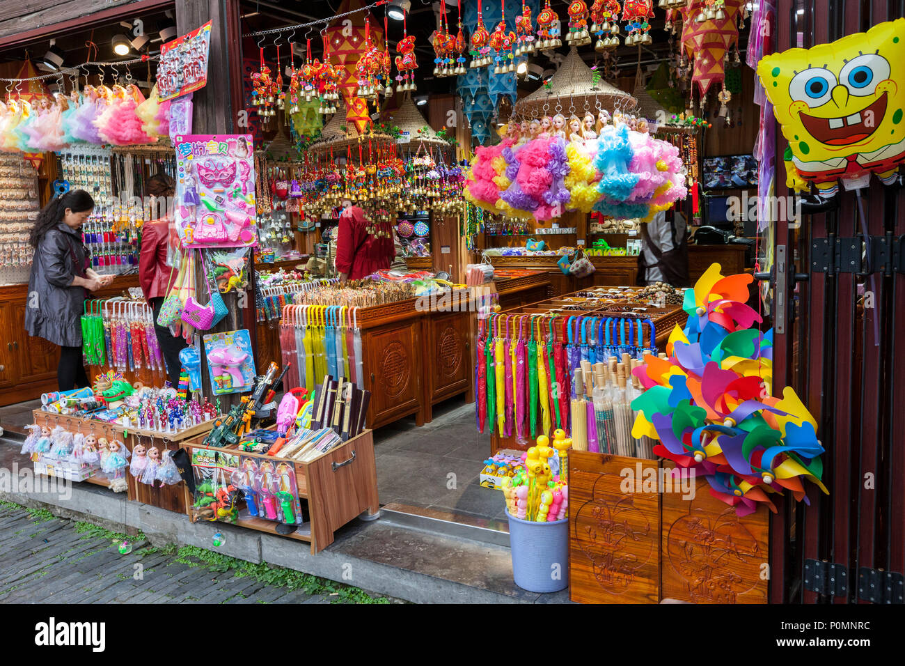 Yangzhou, Jiangsu, China. Dong Guan Street Store verkaufen Diverses Souvenirs. Stockfoto